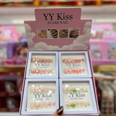 ناخن مصنوعی کوتاه و نوک پهن قابدار همراه با چسب دوطرفه